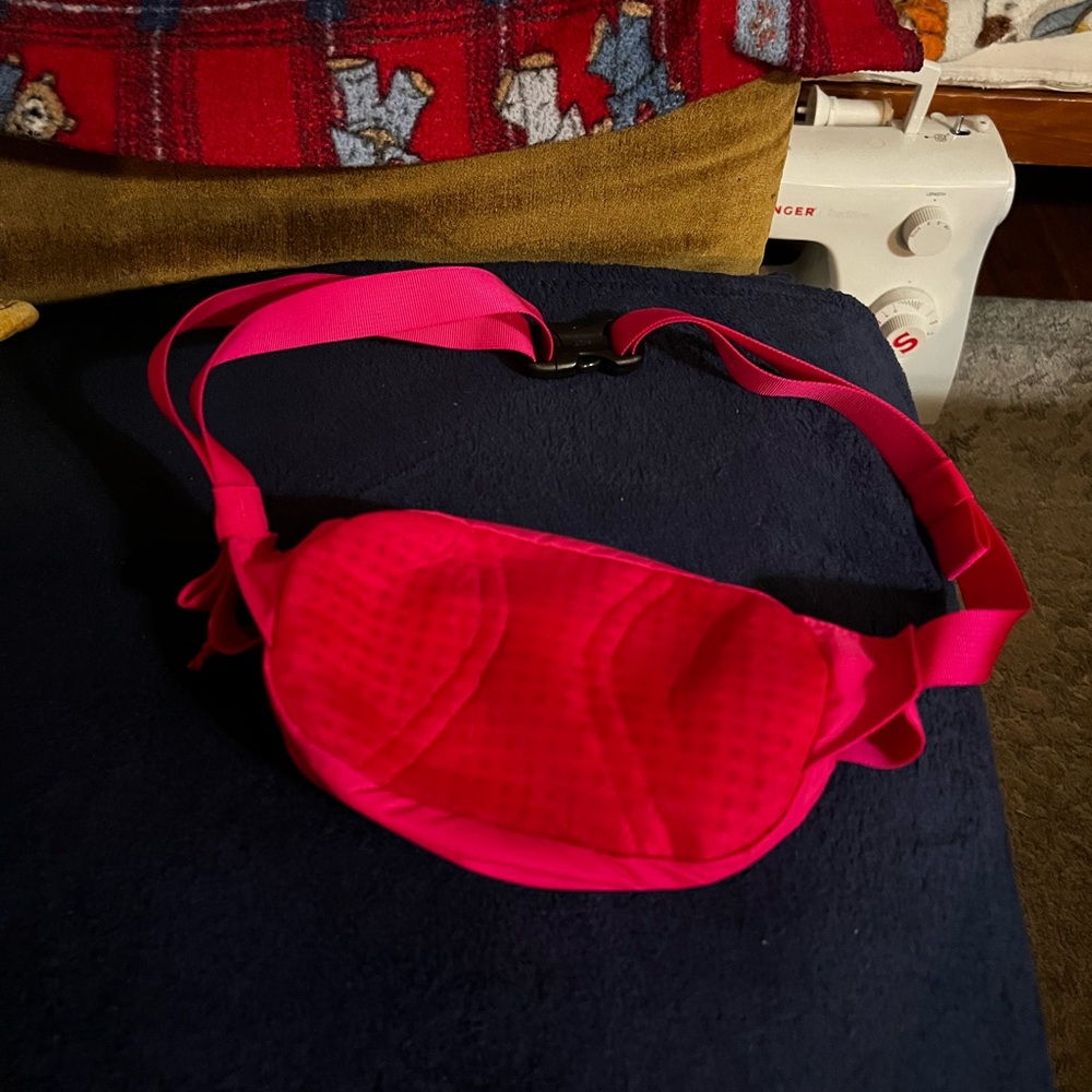 Patagonia Hot Pink Waist Pack with Logo Patch - Picture 2 of 2